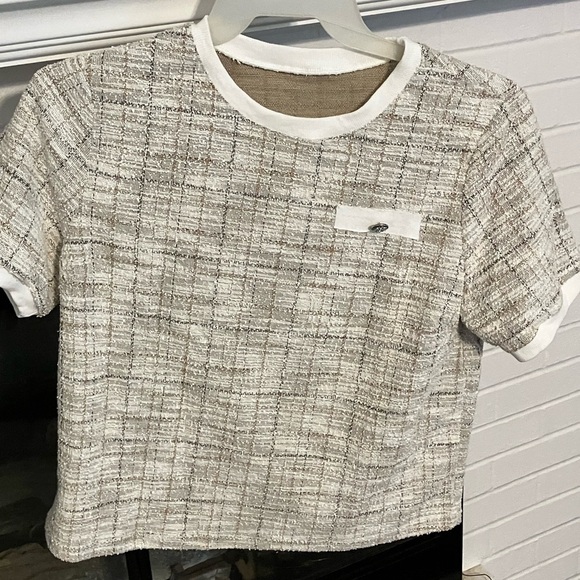 Short sleeved top with a woven style pattern in black, tan, white. - Picture 1 of 5